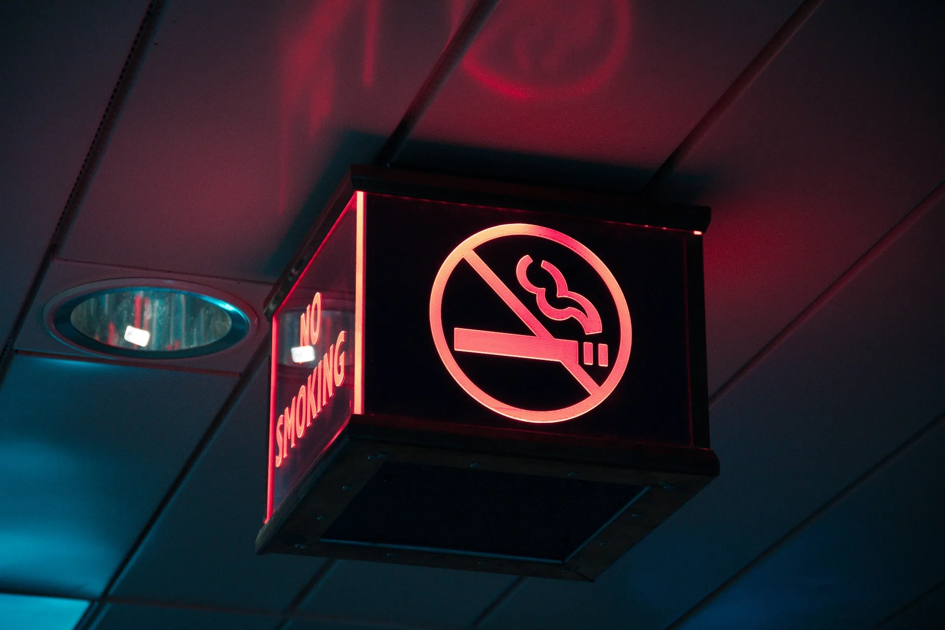 An illuminated no smoking sign